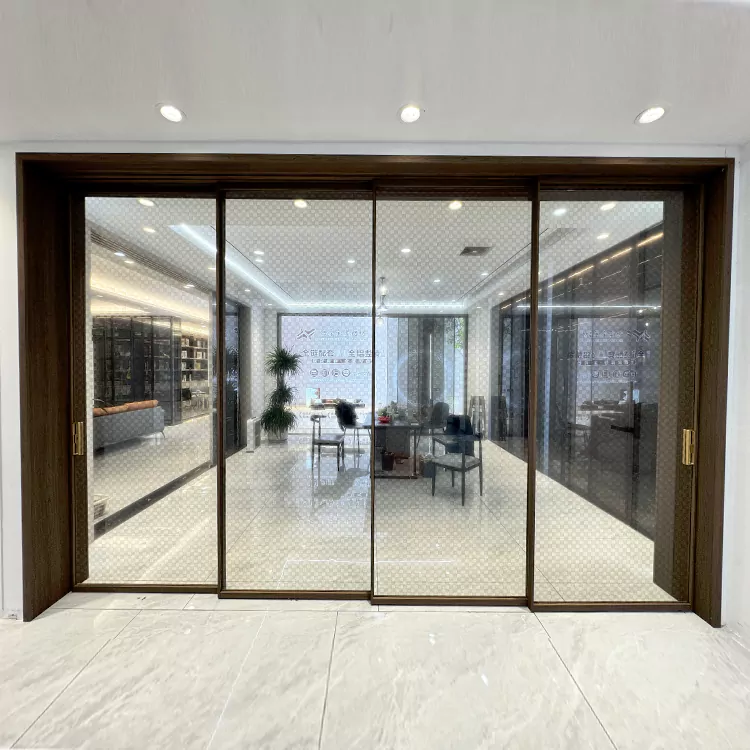Porta scorrevole in vetro con apertura superiore per un design degli interni flessibile e salvaspazio Porta scorrevole in vetro con apertura superiore per un design degli interni flessibile e salvaspazio